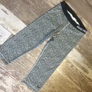 Like new! Nike pro cropped leggings